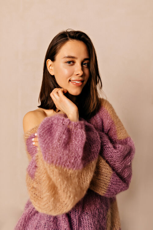 华丽穿着彩色针织毛衣的短发时尚美女在镜头前的特写写真女性化咧嘴笑满足