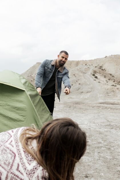 旅游把搭帐篷的人关起来露营生活旅游特写