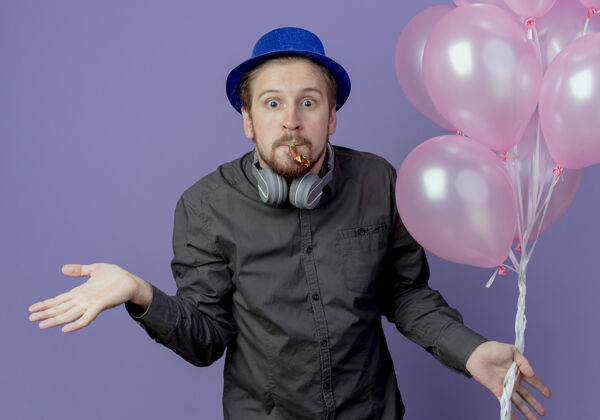 气球戴着蓝帽子 戴着耳机 戴着氦气球 站在紫色的墙上吹着哨子生日紫色蓝色