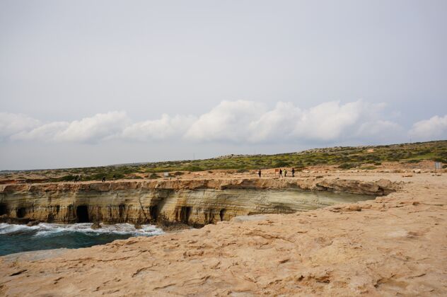 悬崖塞浦路斯美丽的海滨和悬崖岩石海滩海洋