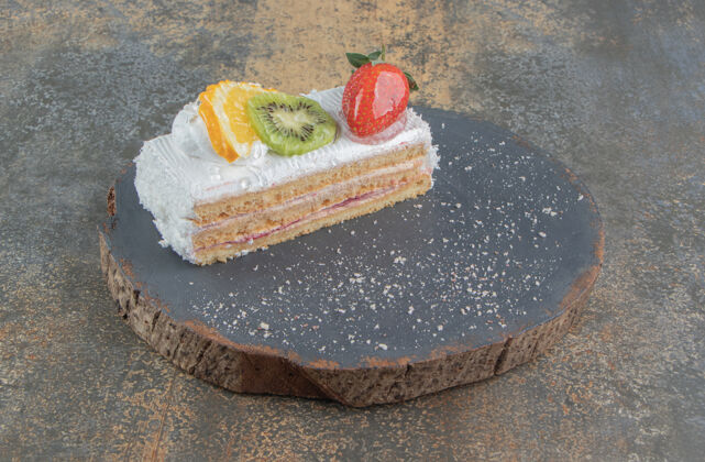 美味木板上的水果蛋糕片美味烘焙糕点