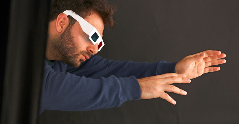摄影师一个戴着3d眼镜的年轻人的画像三维视频游戏表达