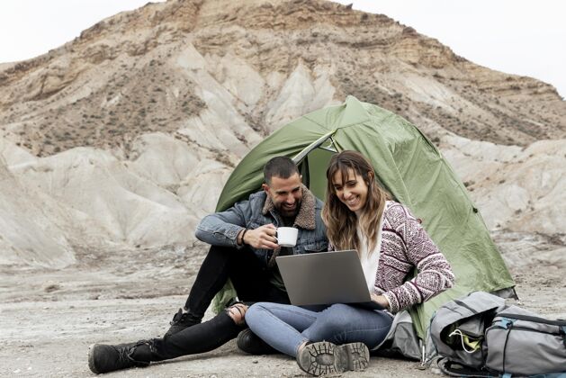 旅游带着笔记本电脑和咖啡杯的全明星帐篷旅行旅游