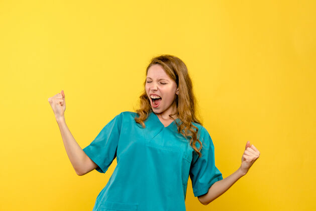 快乐黄墙上女医生欢呼雀跃的正面图黄色医学生活方式