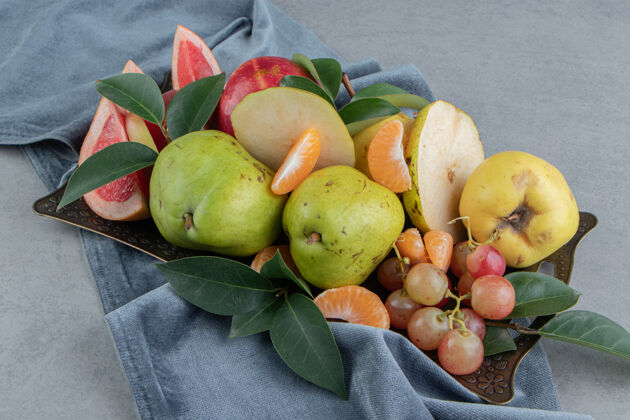 饮食在大理石托盘上盛放各种水果品种苹果有机