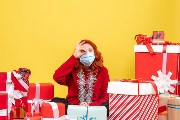 前面正面图漂亮的女人围坐在一个黄色的面具礼物圣诞节面具病毒