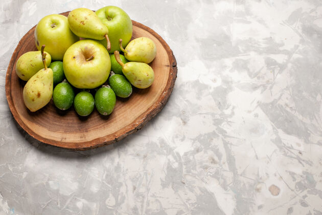 食物顶视图新鲜圆润的梨与苹果和飞珠上的白色空间梨新鲜生的
