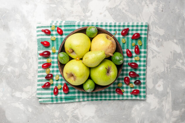 书桌在白色的桌子上俯瞰新鲜水果 苹果 梨和飞珠可食用的水果史密斯奶奶水果