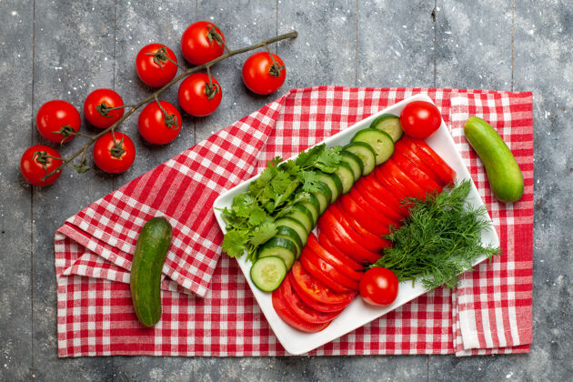 切片顶视图新鲜的西红柿切片优雅的设计在灰色空间沙拉设计沙拉减肥