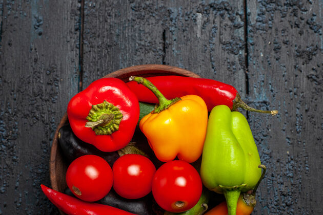 沙拉在黑暗的桌子上俯瞰新鲜蔬菜西红柿和胡椒饮食胡椒甜椒