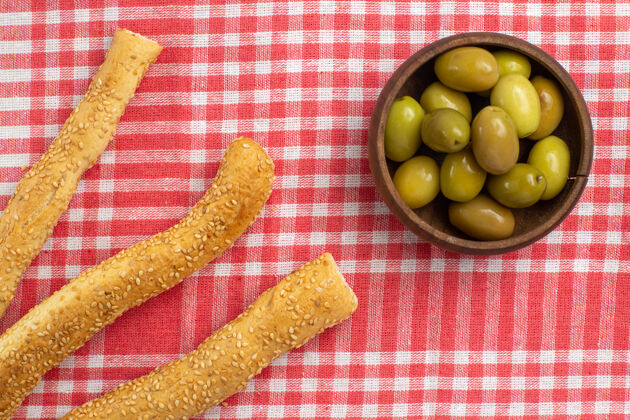 可食用的水果俯视图绿色橄榄和面包面包面包面包包上组织食物餐蔬菜水果蔬菜营养