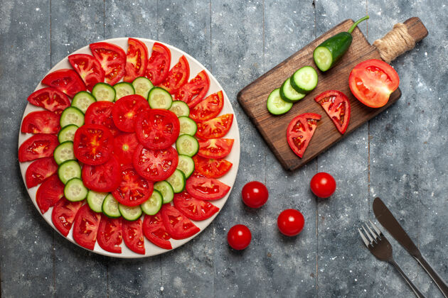 沙拉顶视图新鲜的红色西红柿切片新鲜沙拉在乡村灰色的办公桌上膳食西红柿水果