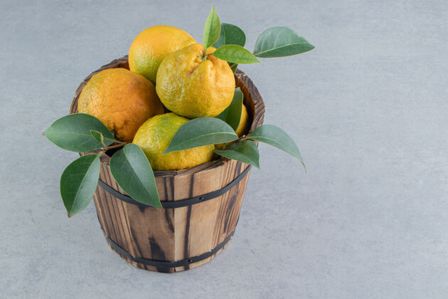 饮食一个装满橘子和大理石叶子的木桶水果营养健康