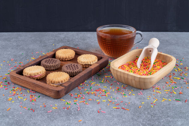 烘焙饼干 一碗糖果和一杯茶风味糖饼干