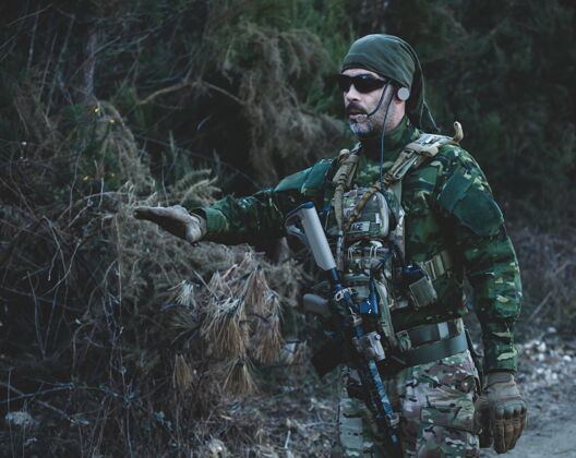 眼镜Airsoft军用游戏玩家 身穿迷彩服 手持突击步枪伪装军队玩家