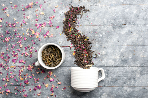 风味在灰色的乡村书桌上 可以俯瞰茶杯内外的新鲜干茶叶内部花