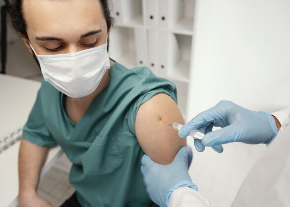 医疗医生在诊所给病人接种疫苗护理预防健康