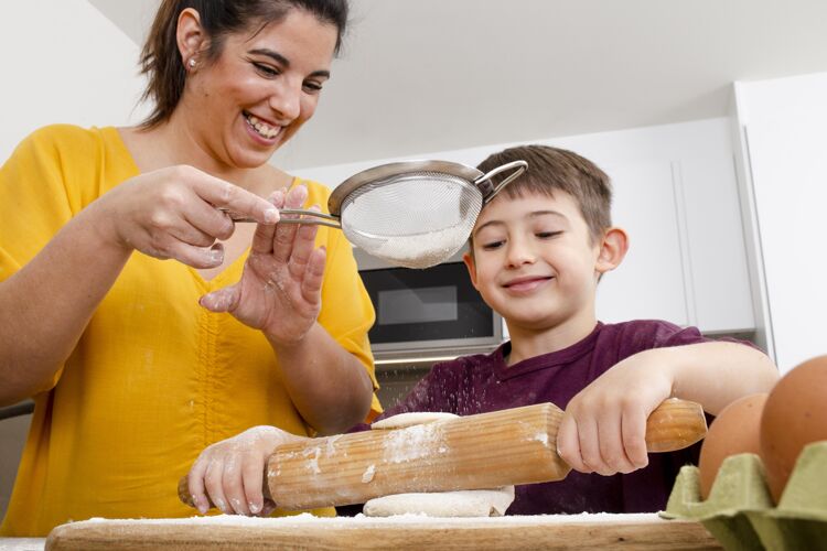 食物特写妈妈和孩子一起做饭室内孩子美味