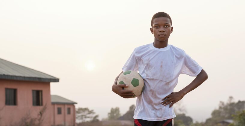 足球一个拿着足球的非洲小孩足球比赛足球玩