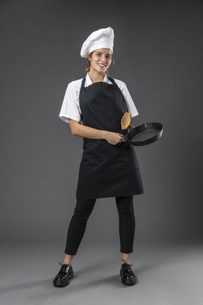 员工用平底锅给女厨师画像厨师帽厨师烹饪肖像