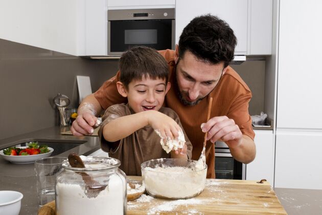 中镜头爸爸和孩子一起做饭水平烹饪孩子