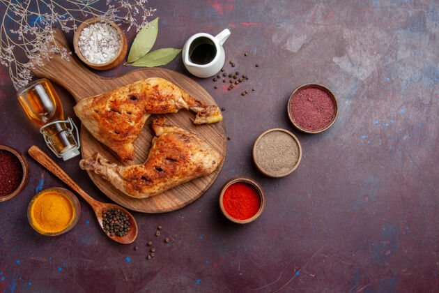 肉俯瞰美味的炸鸡与不同的调味品在深紫色的空间生的顶部盘子