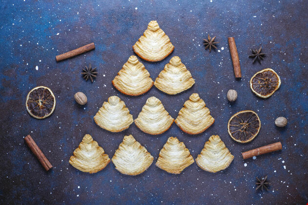 烹饪圣诞树形状的酥皮饼干顶视图甜点饼干