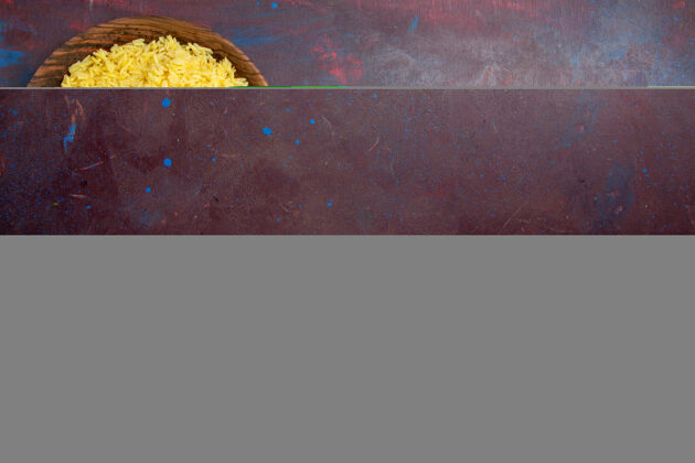 桌子俯瞰美味的米饭在棕色的盘子里放在黑暗的书桌上米饭顶部面粉