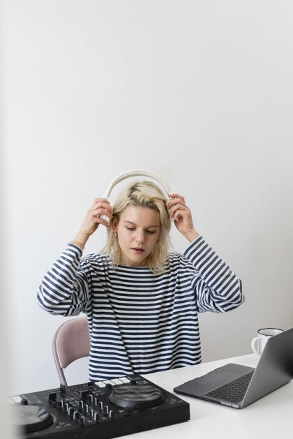 耳机带着笔记本电脑在家工作的女人模型笔记本电脑室内