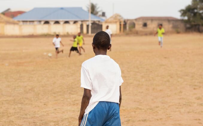 足球孩子们在踢足球玩非洲足球