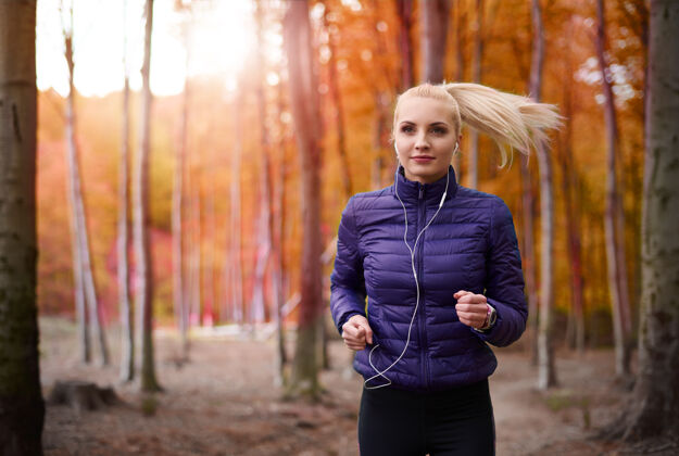 跑步特写年轻美女慢跑锻炼站立森林