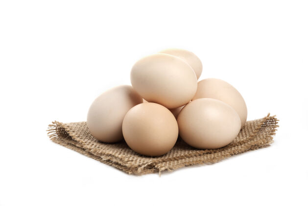 生的三个新鲜的有机生鸡蛋被隔离在白色的表面上鸡肉有机蛋白质