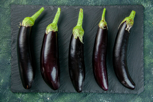 蔬菜顶视图黑茄子上深色的表面食物新鲜的颜色成熟的沙拉蔬菜餐有机颜色胡椒