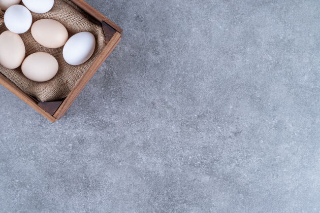鸡蛋新鲜的白鸡蛋放在木篮里禽类纸箱家禽