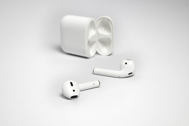 耳机白色无线耳机的特写镜头 背景为白色无线设备耳机