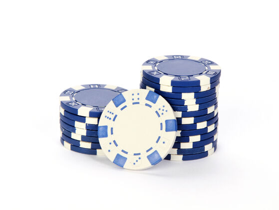 运气扑克筹码堆叠在彼此孤立的白色背景上休闲特写概念