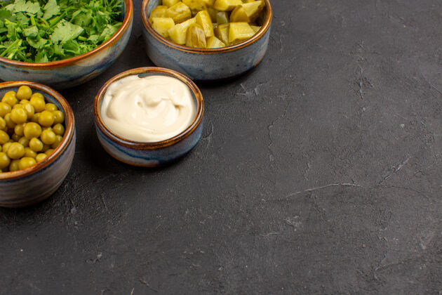 餐厅灰色表面上有腌菜的绿色和豆类的前视图汤美食菜肴