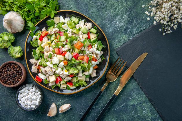 午餐顶视图新鲜蔬菜沙拉 深蓝色表面上有奶酪和绿色餐厅用餐颜色健康午餐美食减肥食品新鲜膳食景观新鲜