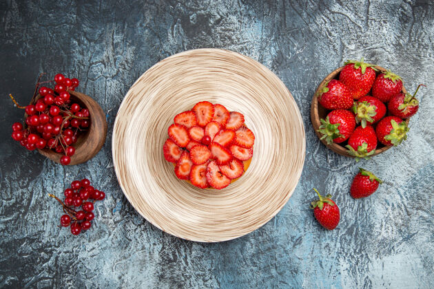 可食用水果黑色表面上有新鲜草莓的水果蛋糕俯视图水果成熟新鲜
