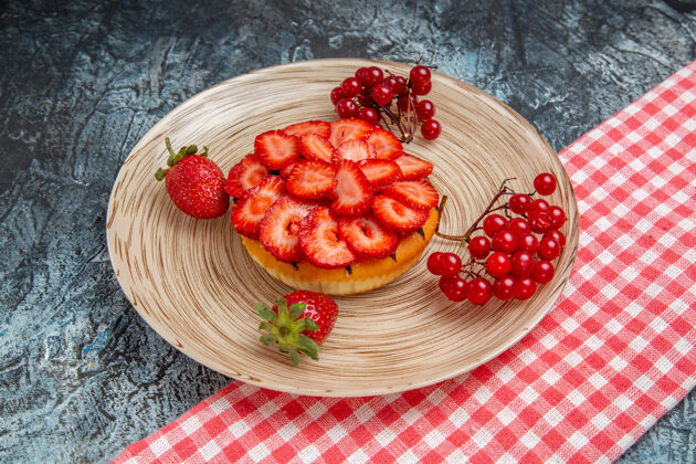 甜点灰色表面上有新鲜草莓的美味蛋糕的正视图健康美味的蛋糕可食用的水果