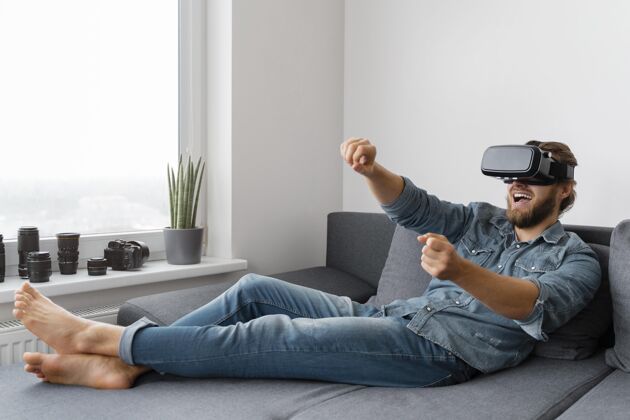 男人戴着vr眼镜的快乐男人在家里虚拟现实虚拟现实眼镜