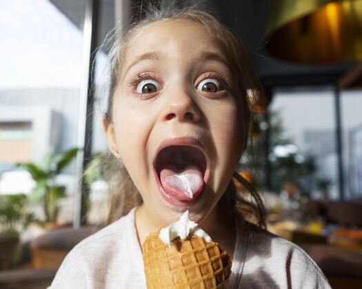 美食惊讶的女孩吃冰淇淋近距离特写美味烹饪