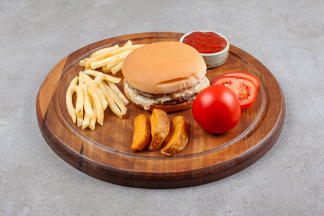 汉堡美味的汉堡配土豆薯条和番茄酱在木板上一餐薯条番茄酱