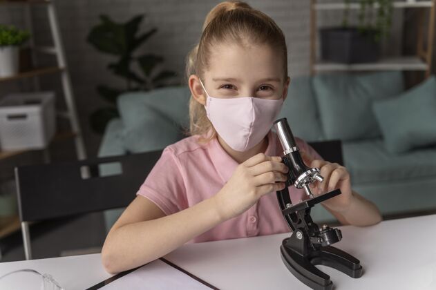 教育中镜头女孩用显微镜学习显微镜孩子学习