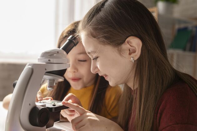 显微镜用显微镜特写女孩学校水平科学