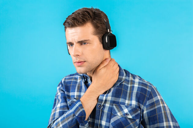 休闲时尚帅气的年轻人戴着无线耳机听音乐男人时髦音频