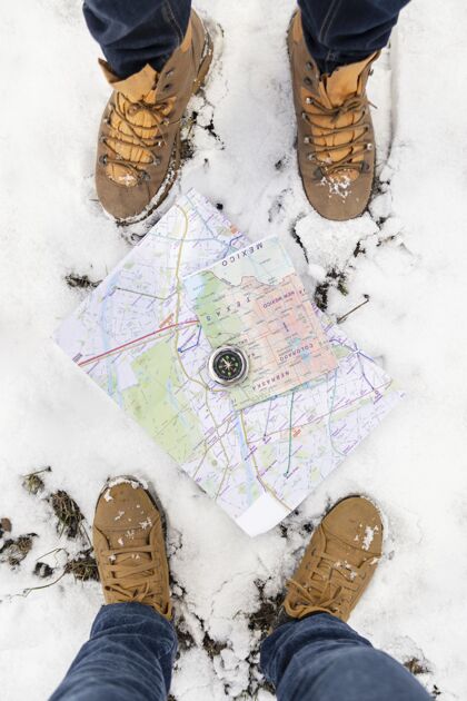 旅行用地图和雪封闭双脚旅行年轻垂直