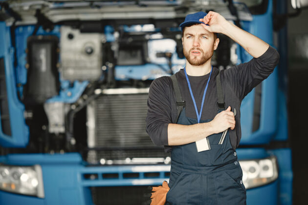 人穿制服的工人修理卡车的人带工具的人工作技术员工人