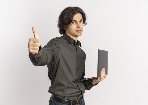 笔记本电脑年轻自信英俊的白种人拿着笔记本电脑 竖起大拇指孤立地放在白色背景上 留着复印空间拇指自信年轻