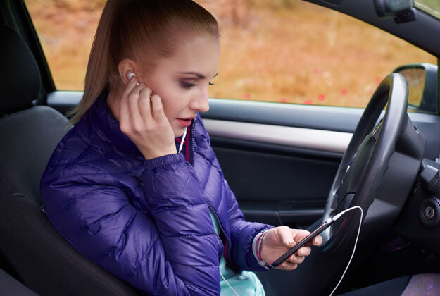 女人女人在车里打电话年轻女人电话沉思